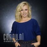 22-01-1982 Bonnie St. Clair at studio in Amsterdam. Photo: Govert de Roos/Connu

[keywords]Half Length, Eyecontact[/keywords]